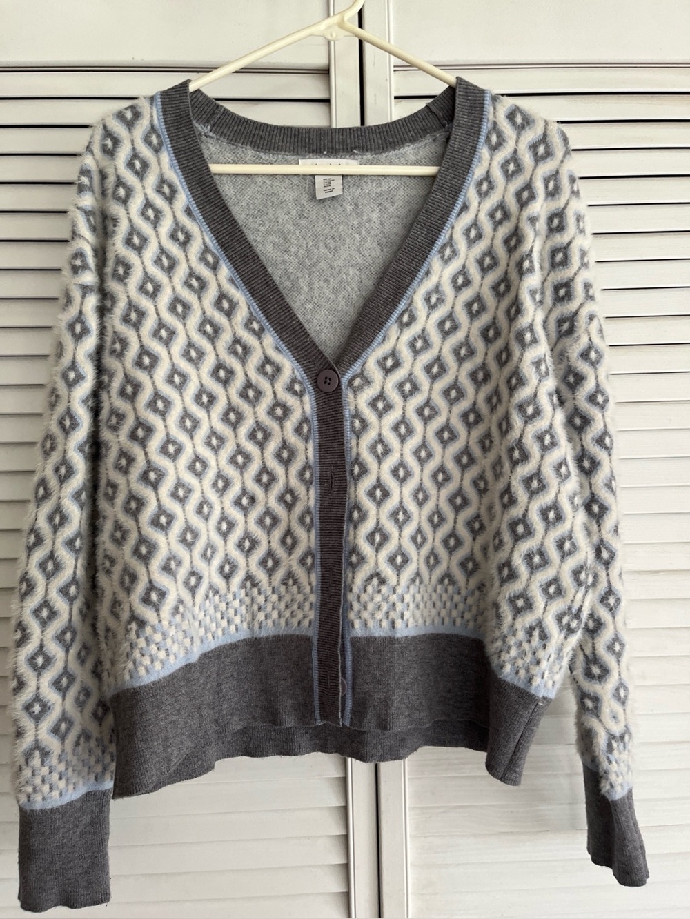 cupcakes & cashmere Gray and Light Blue Geometric V‑Neck Cardigan